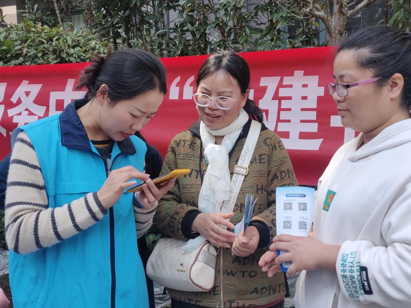 清鎮市政務服務“直通車”深入鄉鎮為市民提供政策咨詢并辦理實事。 (5).jpg