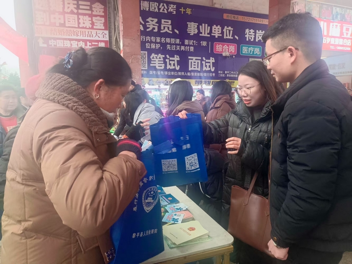 律師向群眾宣傳婦女保障法律法規知識。