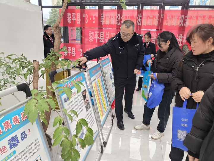 縣公安局宣傳工作人員向婦女群眾宣傳交通安全知識。