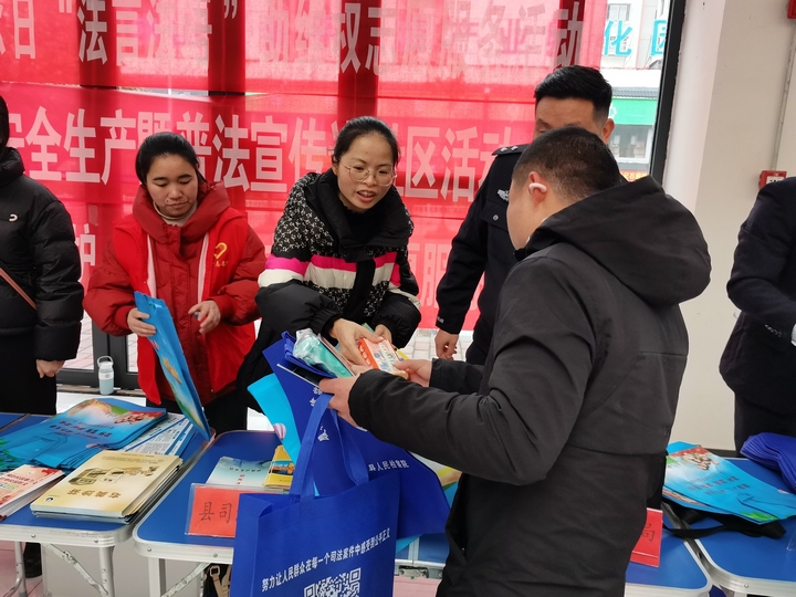 縣司法局宣傳工作人員向群眾宣傳未成年人保護法律法規。