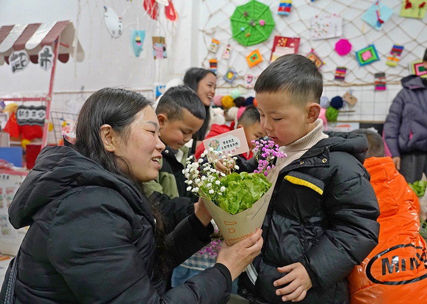 2025年3月6日，貴州省畢節(jié)市納雍縣龍場鎮(zhèn)中心幼兒園“溫情三八·感恩有您”活動(dòng)現(xiàn)場，家長和孩子們一起做手工。  楊 英 攝