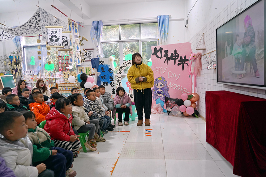 2025年3月6日,貴州省畢節(jié)市納雍縣龍場鎮(zhèn)中心幼兒園“溫情三八·感恩有您”活動(dòng)現(xiàn)場,老師在給孩子及家長講解三八婦女節(jié)的來歷。 楊英 攝