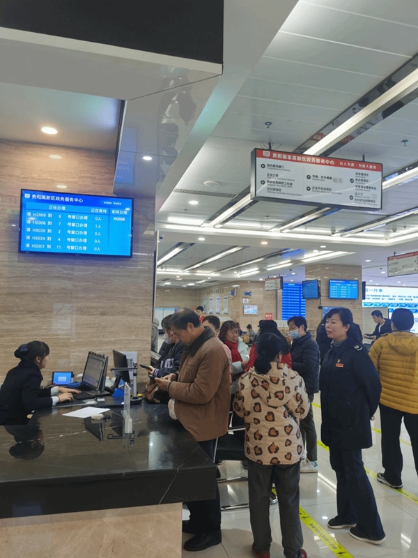 稅務(wù)局工作人員為繳費(fèi)人解答疑問(wèn)。