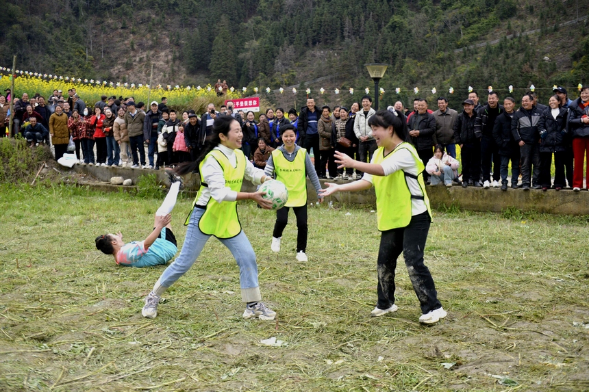 村民在榕江縣寨蒿鎮平堡村參加“嬢嬢團趣味足球”活動。