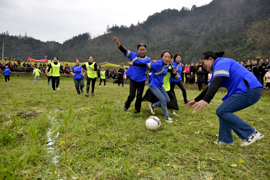 村民在榕江縣寨蒿鎮平堡村參加“嬢嬢團趣味足球”活動。