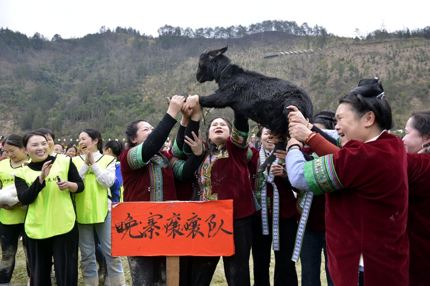 村民在榕江縣寨蒿鎮平堡村展示參加賽事獲得的獎品。