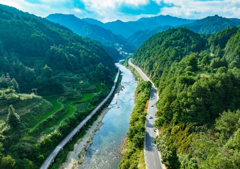 243國(guó)道凱里市寨瓦路段。