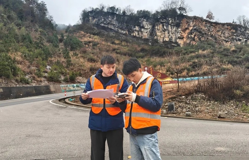 巡查人員用無(wú)人機(jī)進(jìn)行地質(zhì)災(zāi)害排查。