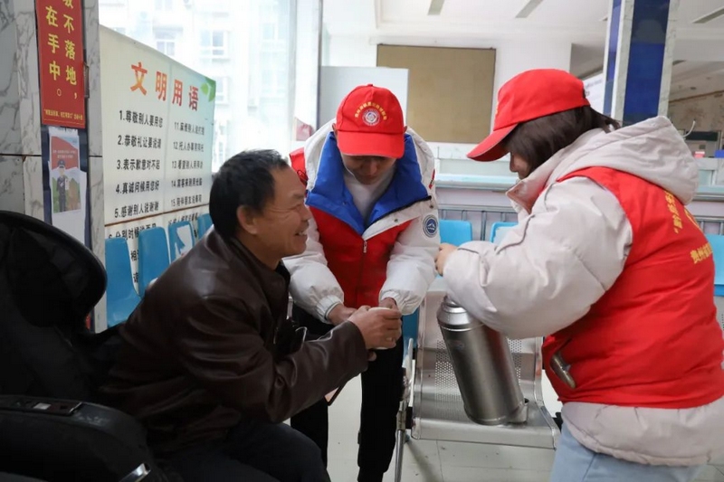 志愿者給群眾倒熱水。