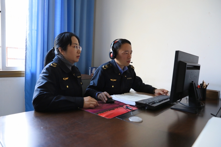 在劍河縣市場(chǎng)監(jiān)督管理局革東分局，工作人員正在和申請(qǐng)人開展線上”云勘驗(yàn)“核查。 (12).jpg