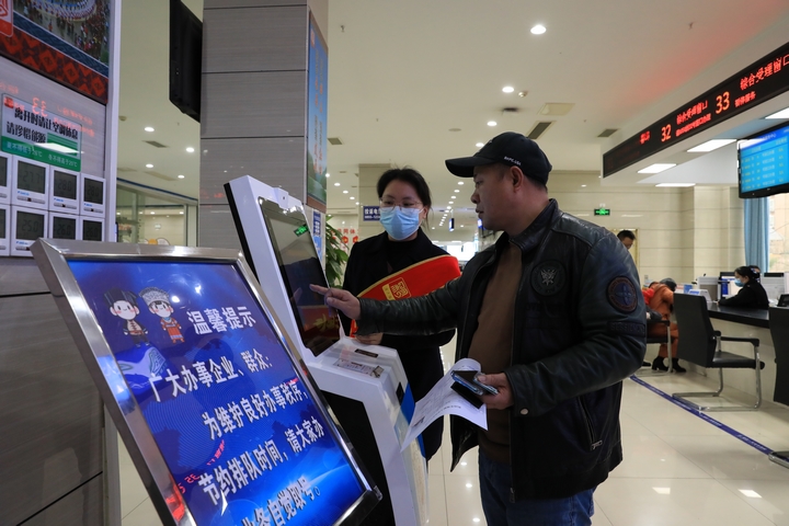 在劍河縣政務(wù)服務(wù)大廳，工作人員正在指導(dǎo)和幫助辦事群眾辦理各項(xiàng)業(yè)務(wù)。 (1).JPG