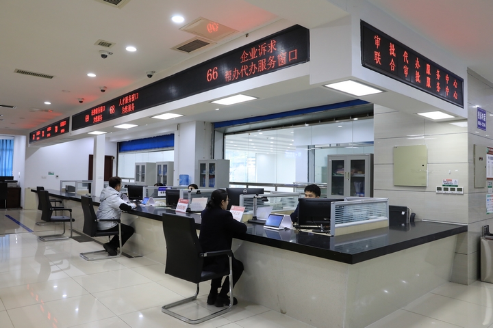 在劍河縣政務(wù)服務(wù)大廳，工作人員正在指導(dǎo)和幫助辦事群眾辦理各項(xiàng)業(yè)務(wù)。 (4).JPG