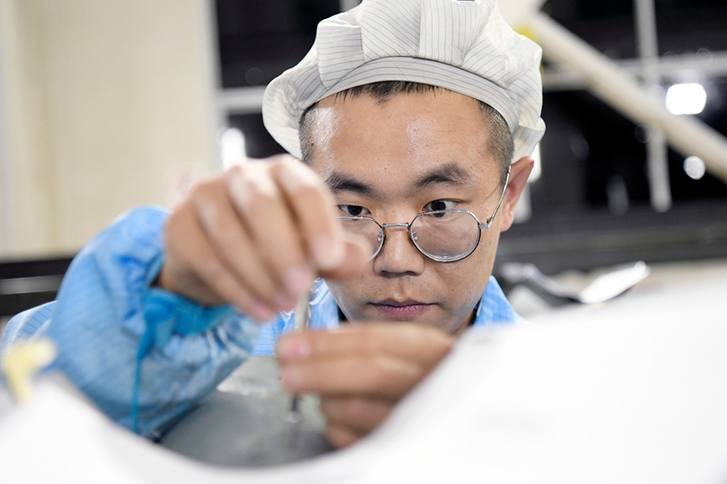 工作人員組裝產品。(航天十院 供圖).jpg