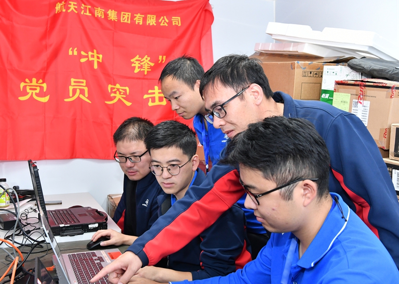 黨員突擊隊集體研討破解難題。（航天十院 供圖）.jpg