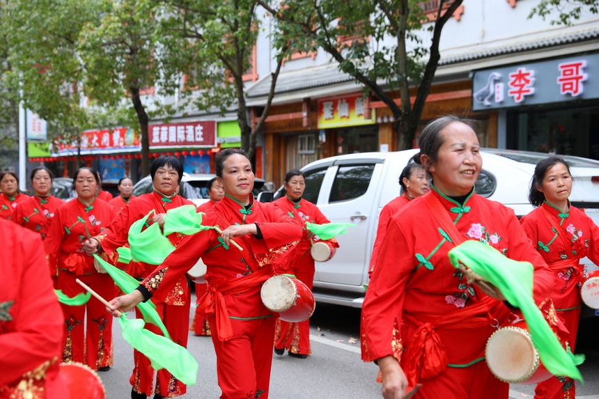 劍河縣群眾打起腰鼓歡送新兵。楊菊梅攝
