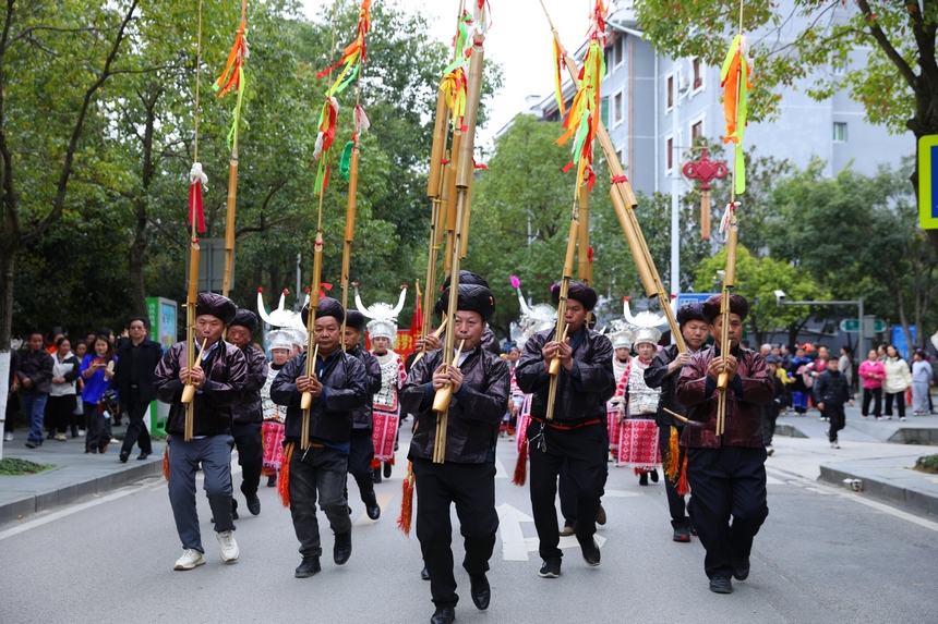 劍河縣群眾身穿盛裝吹起蘆笙歡送新兵。楊菊梅攝 