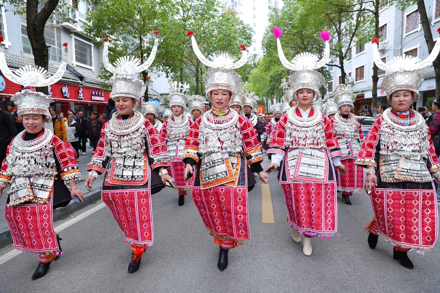 劍河縣群眾身穿盛裝歡送新兵。楊菊梅攝