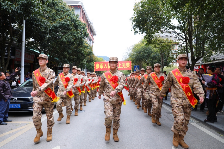 新兵入伍巡游 。楊菊梅攝