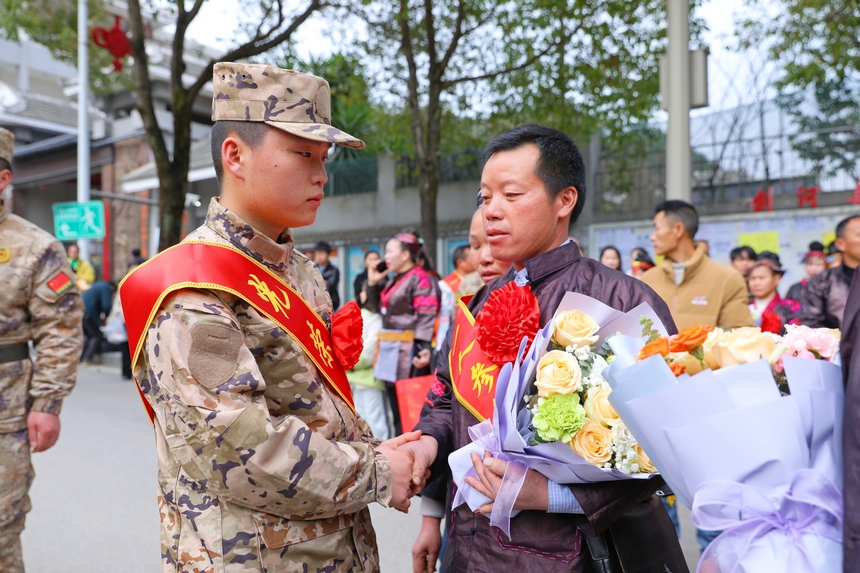 新兵與家屬道別。楊菊梅攝 