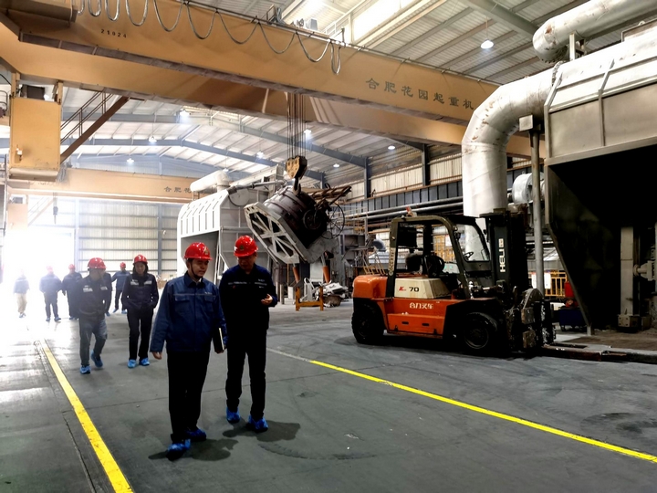 清鎮(zhèn)供電局總經(jīng)理陸海應(yīng)帶隊(duì)走訪企業(yè)用電情況。 (2).jpg