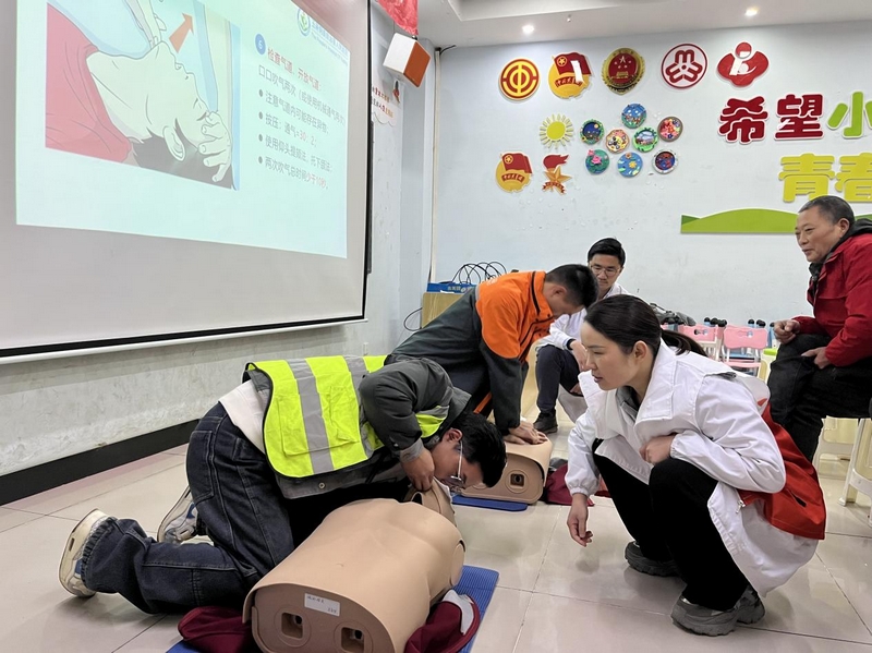 勞動者在老師指導下學習急救技能。