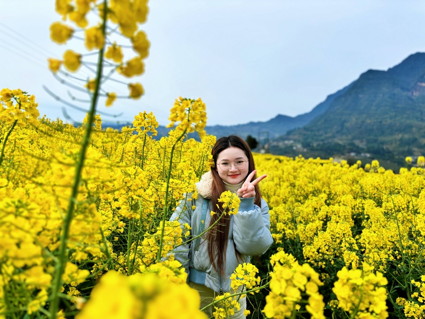 油菜花田成了不少村民、游客的熱門拍照打卡點。