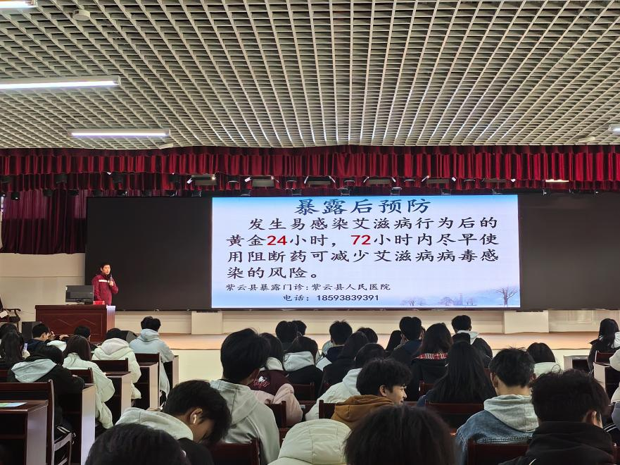 縣疾控中心專家為學生講解預防艾滋病等相關知識。