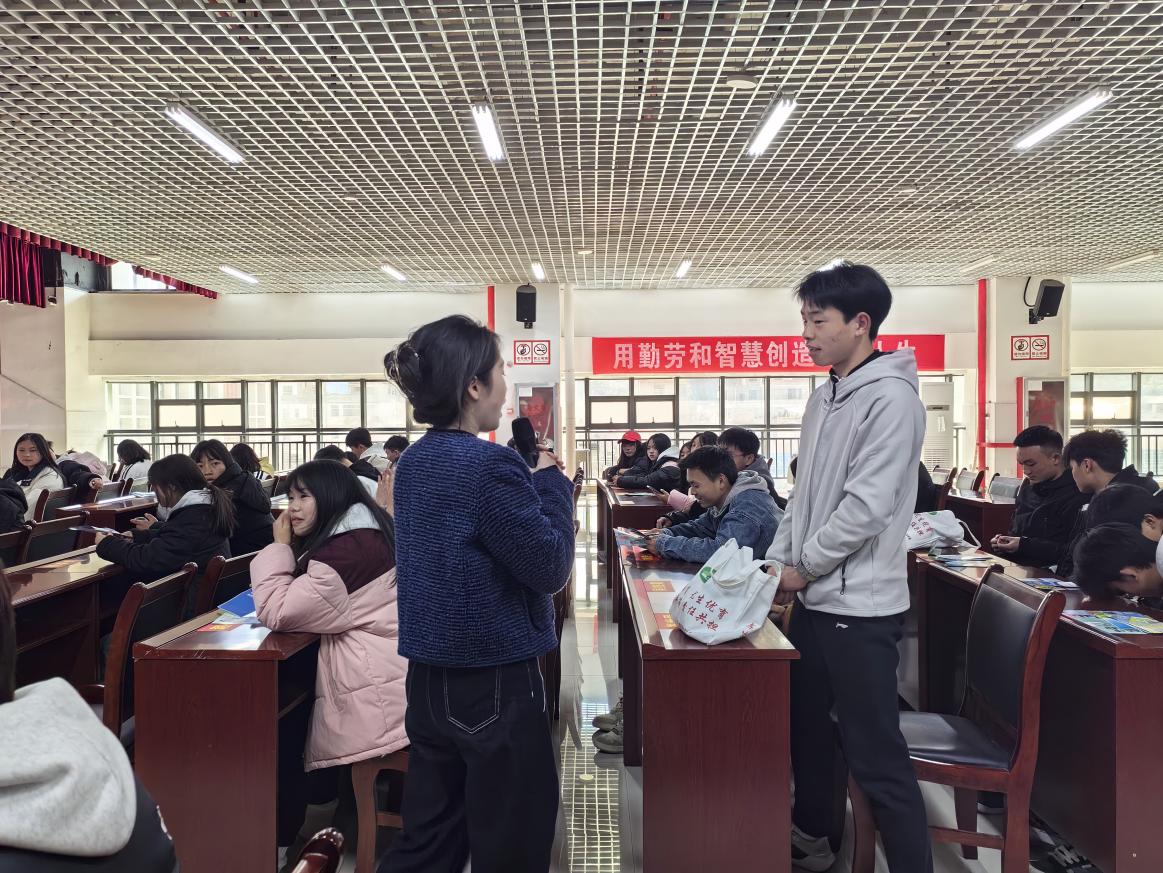 縣職中心理老師與學生互動現場。