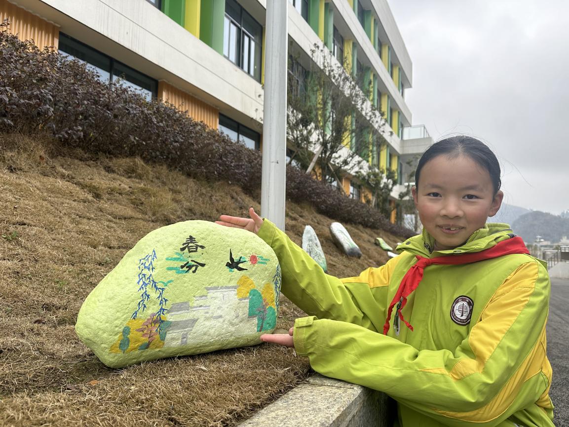 羅紫涵介紹自己的石頭畫。