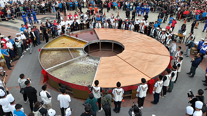 2牛肉湯鍋航拍照片和晚上節(jié)目表演航拍圖片。劉雨昕攝