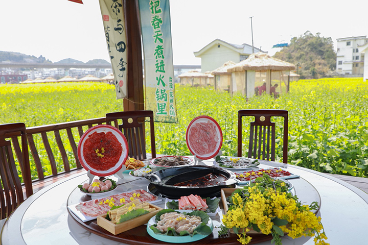 6、在花田邊品嘗火鍋。