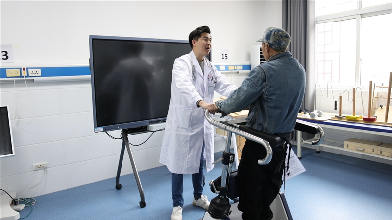 杜建華醫(yī)生在指導(dǎo)患者康復(fù)