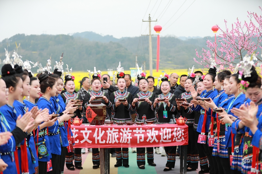 攔門酒。楊家孟攝