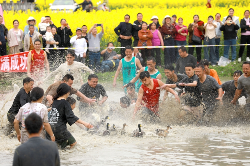 趣味捉魚、抓鴨比賽活動現場。楊家孟攝