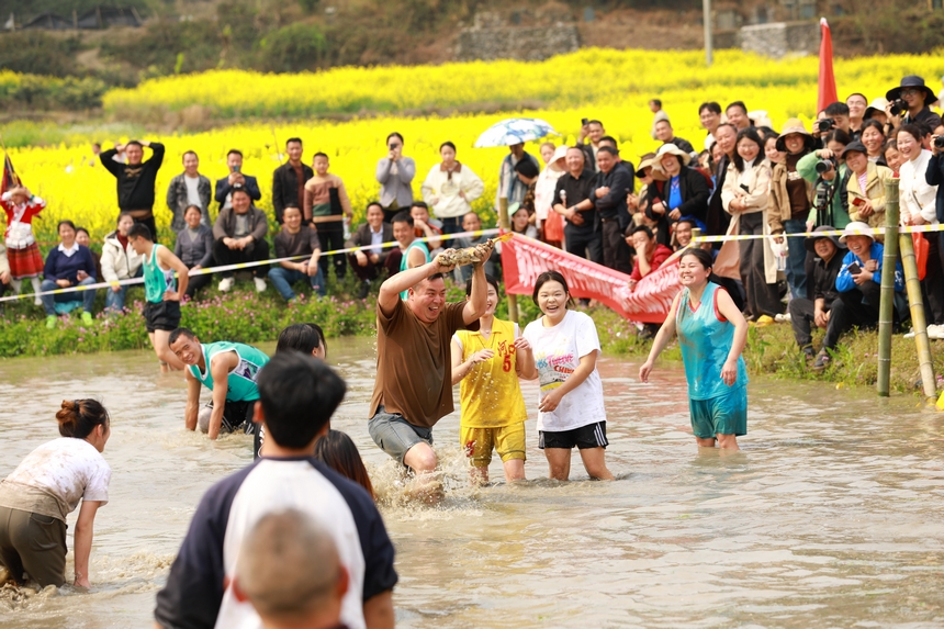 趣味捉魚、抓鴨比賽活動現(xiàn)場。楊家孟攝