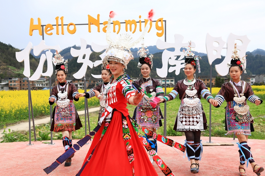 演員們在表演。楊家孟攝