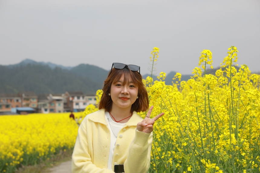 游客龍女士在打卡拍照。楊家孟攝