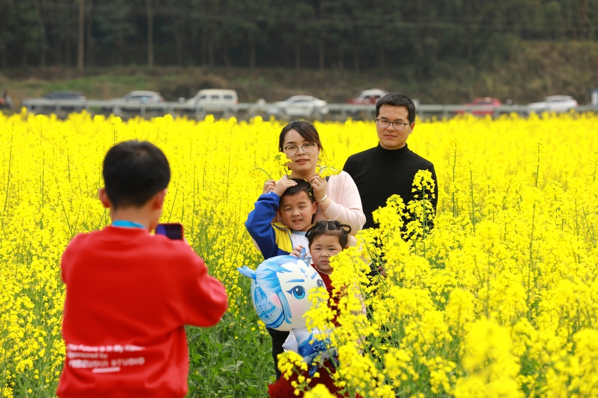 游客拍照打卡。楊家孟攝 