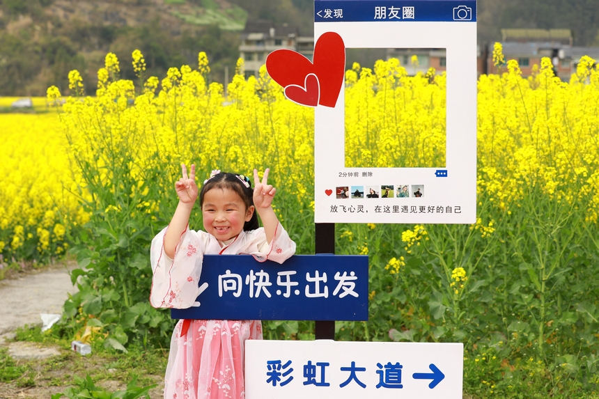 游客拍照打卡。楊家孟攝