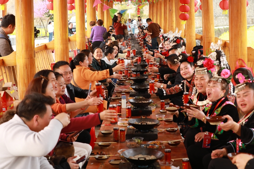 長桌晏。楊家孟攝