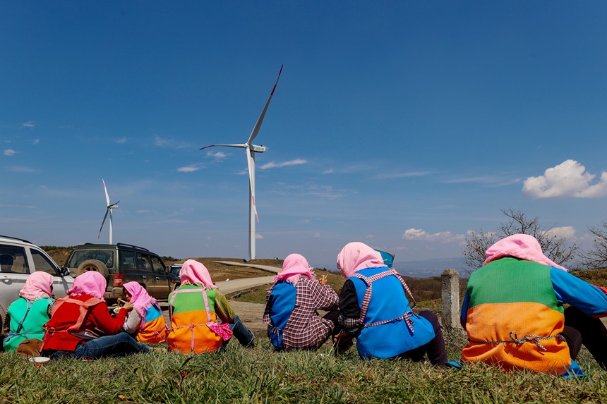 務(wù)工群眾在威寧自治縣雪山鎮(zhèn)大發(fā)村畫眉梁子馬鈴薯種植基地吃午餐。