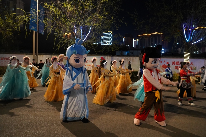 花仙子巡游展現(xiàn)特色文化。