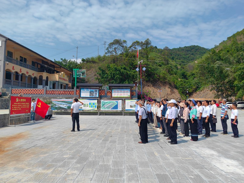 圖為在板陳村紅色教育基地共同開展主題黨日活動。