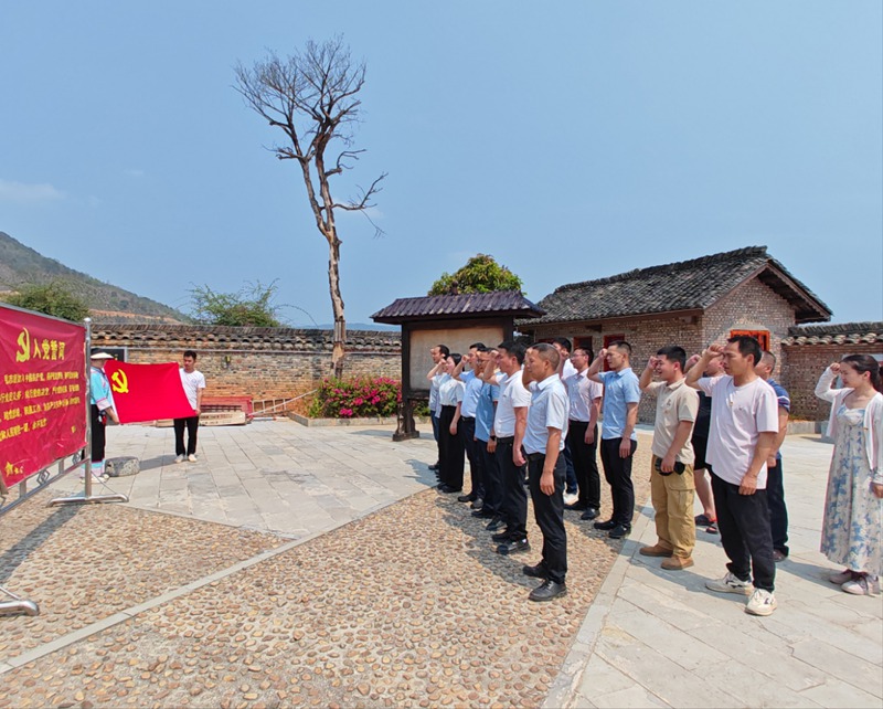 圖為在王海平故居重溫入黨誓詞。