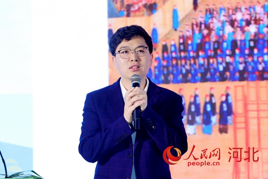 承德泓輝雙合酒業(yè)有限公司品牌宣傳部經(jīng)理孫冬昌作分享。人民網(wǎng)記者 周博攝