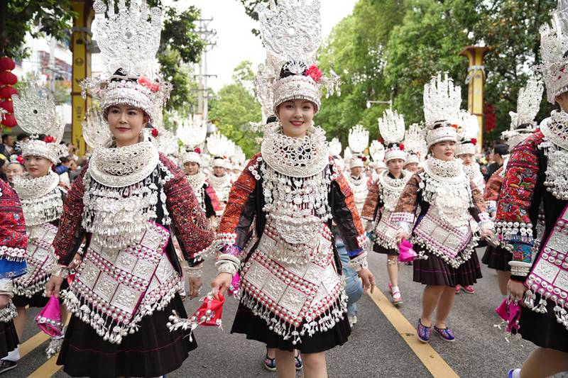 苗族姊妹節(jié)盛裝游演。