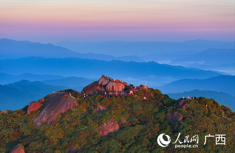“華南之巔”貓兒山。人民網 雷琦竣攝