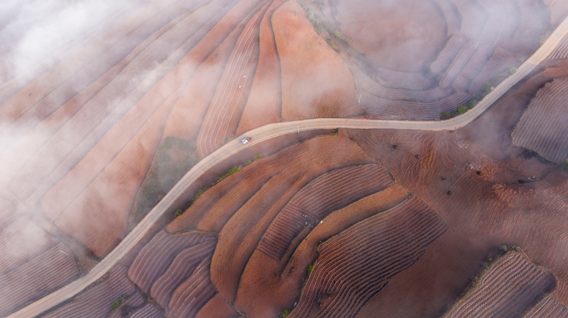 《云霧繚繞的大地》。李興龍攝