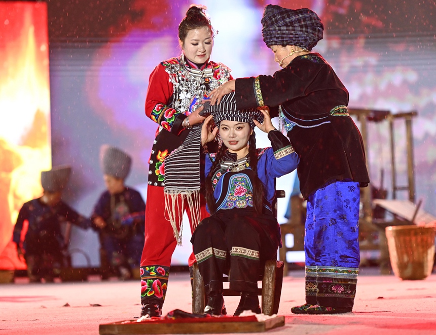 3月29日，在松桃村晚舞臺上，盤信鎮的村民在表演包苗帕。