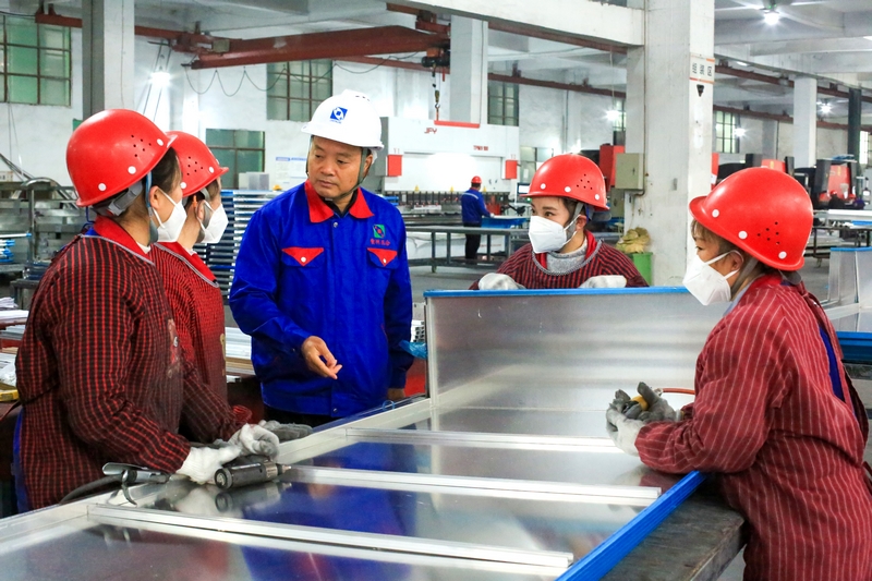 播州區“百千萬”創業人才張邦權,在貴州正合鋁業公司生產一線指導工人生產.。